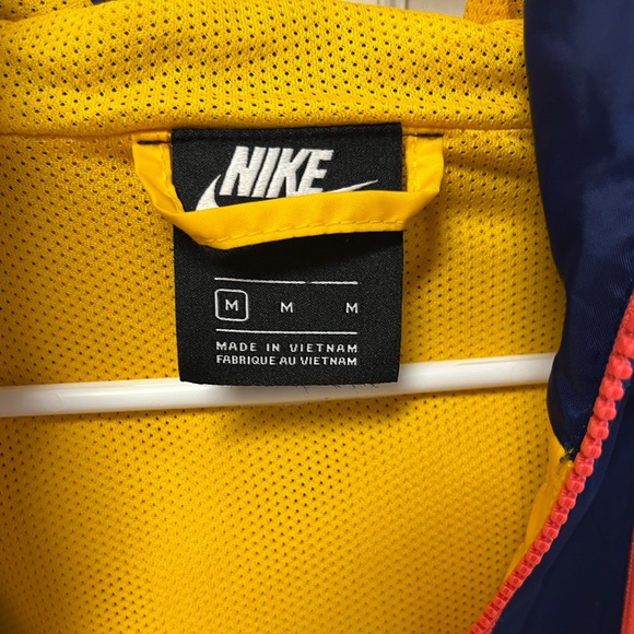 Nike Sportswear Windrunner Jacket “University Gold/Blue Void/Magic Ember” - Picture 3 of 3